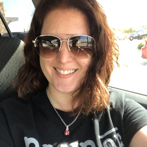 Meet your Posher, Tracy - Picture 2 of 2